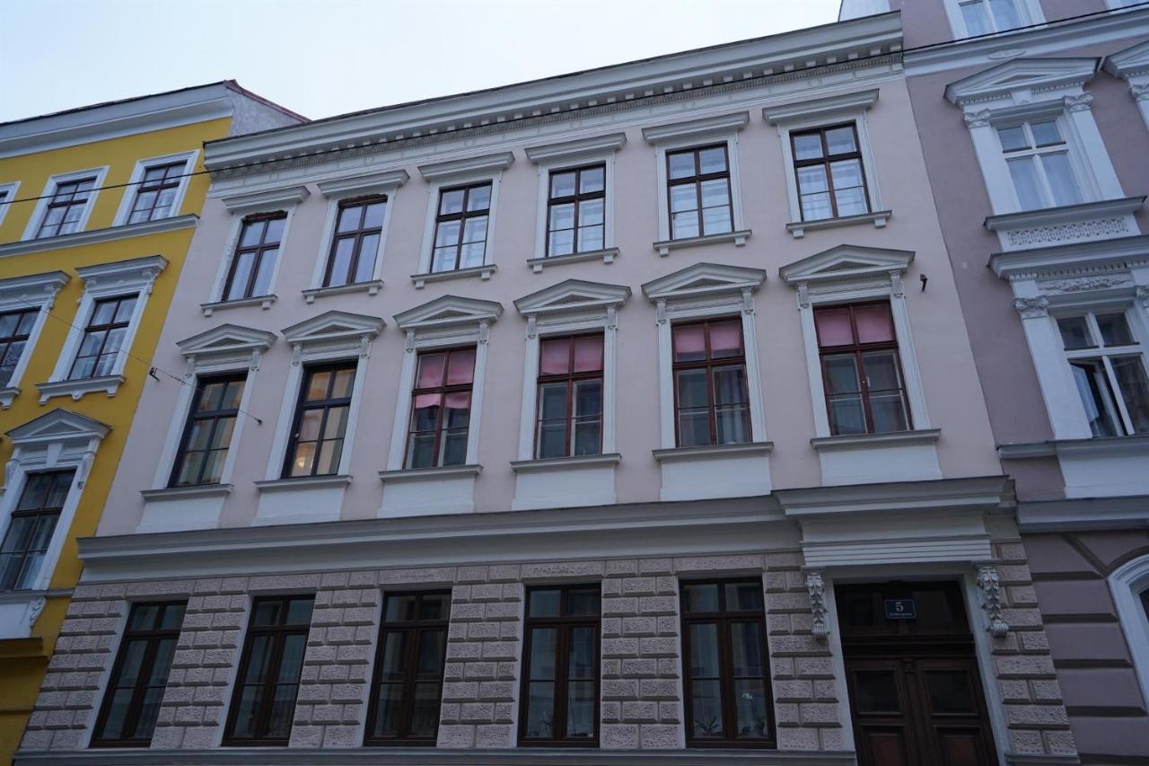 Maximilian Apartment