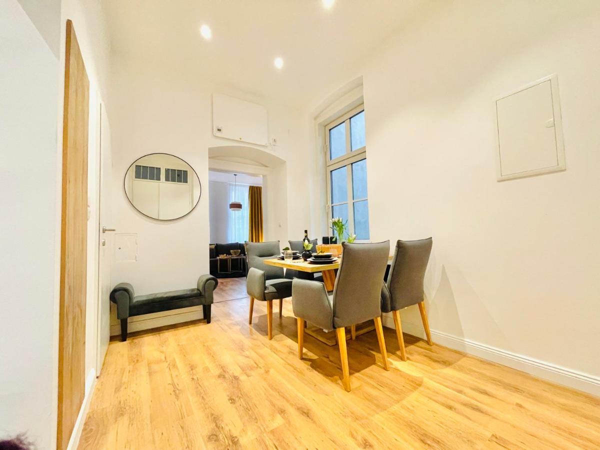 Maximilian Apartment