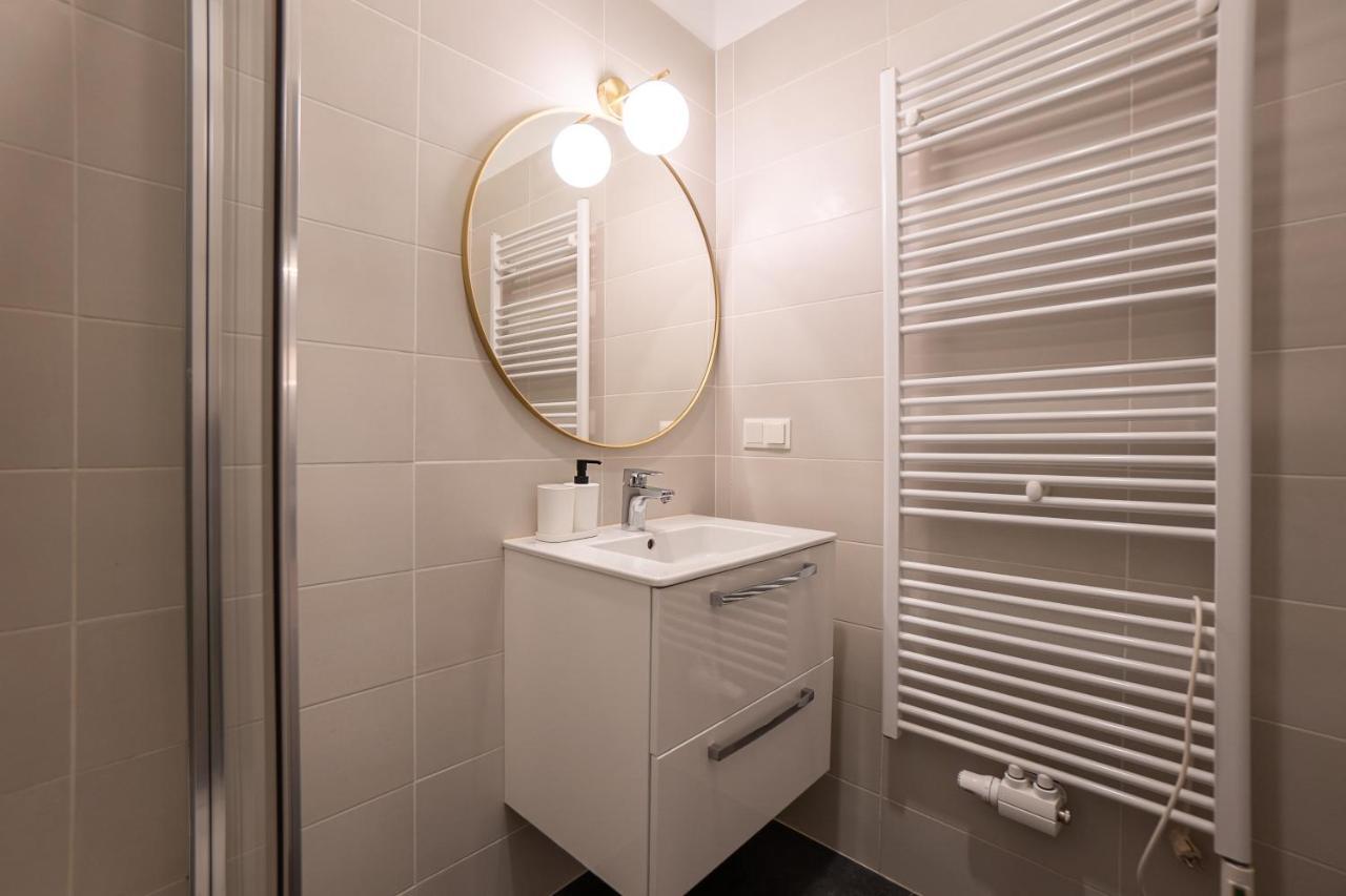Stylish With Dedicated Working Space And Super King-size Bed Located Between Centre And Donau River *