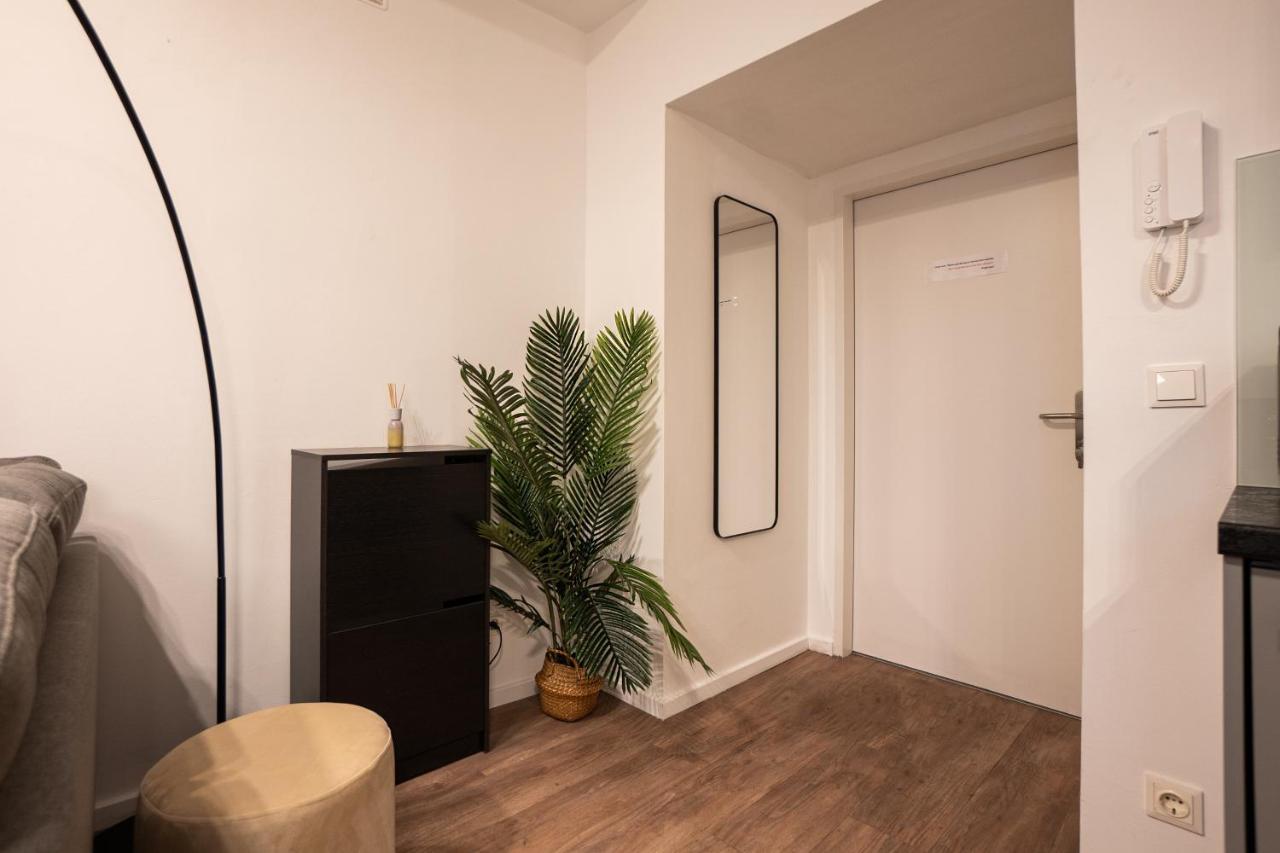 Stylish With Dedicated Working Space And Super King-size Bed Located Between Centre And Donau River Vienna