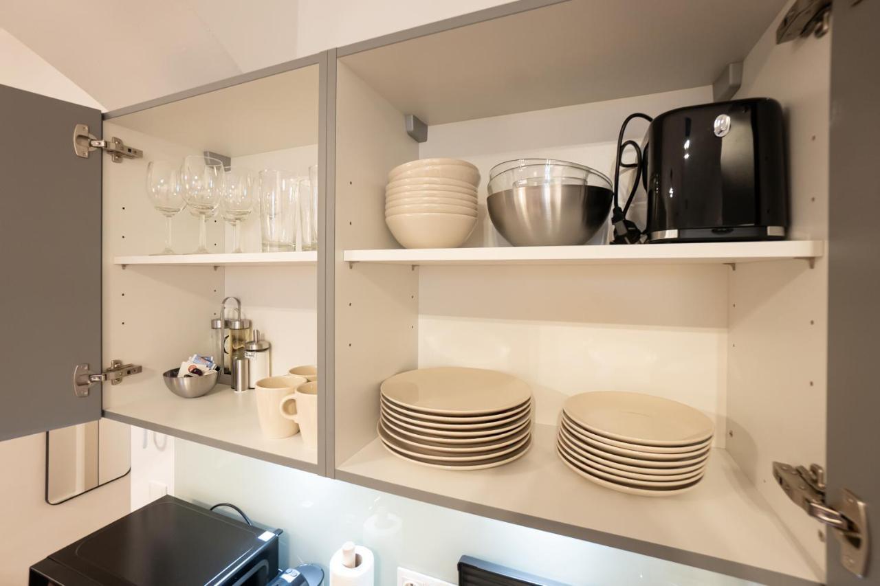 Stylish With Dedicated Working Space And Super King-size Bed Located Between Centre And Donau River Appartamento *