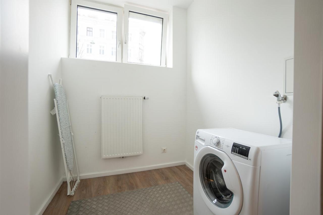 Stylish With Dedicated Working Space And Super King-size Bed Located Between Centre And Donau River *