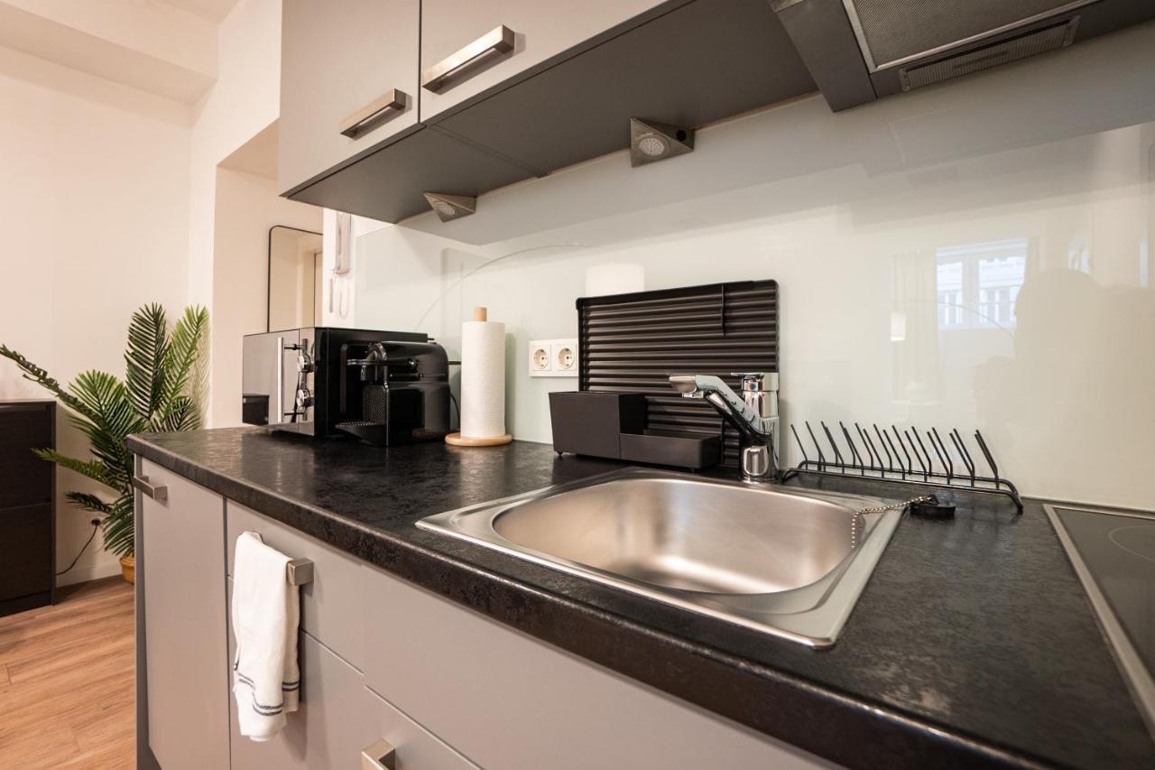 Stylish With Dedicated Working Space And Super King-size Bed Located Between Centre And Donau River *