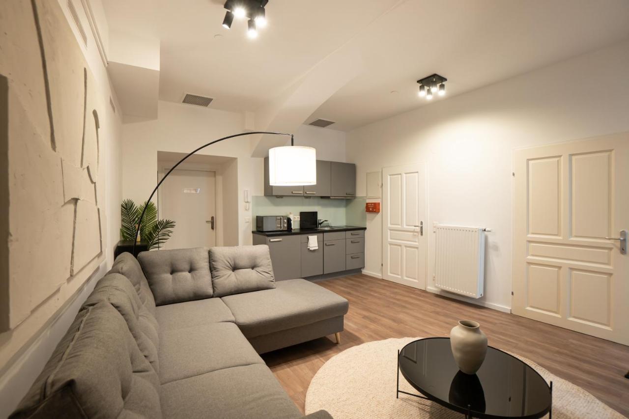 Stylish With Dedicated Working Space And Super King-size Bed Located Between Centre And Donau River Appartamento