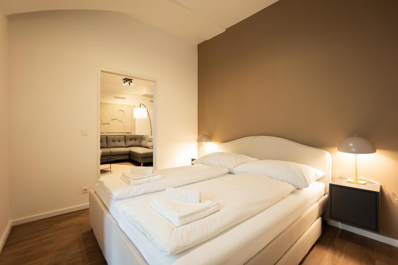 Riverside Work & Rest: Stylish Apartment *