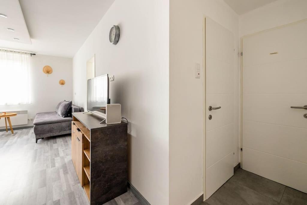 Cozy Renovated Close To Schoenbrunn Palace Apartment