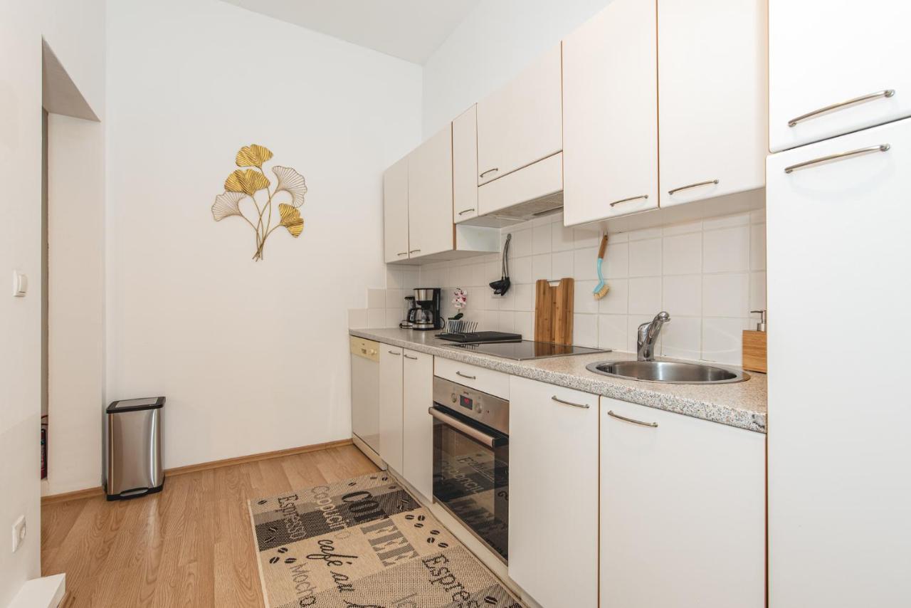 Beautiful - 12 Minutes To Center Apartment Wien