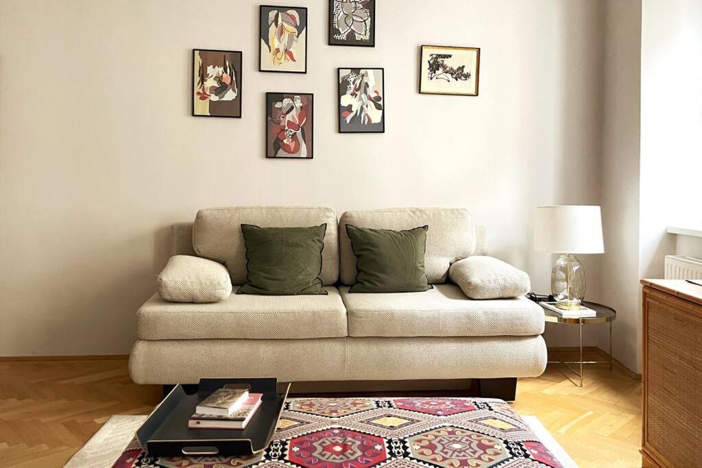 Modern & Charming @ Quarter! 7min To Center Apartment *