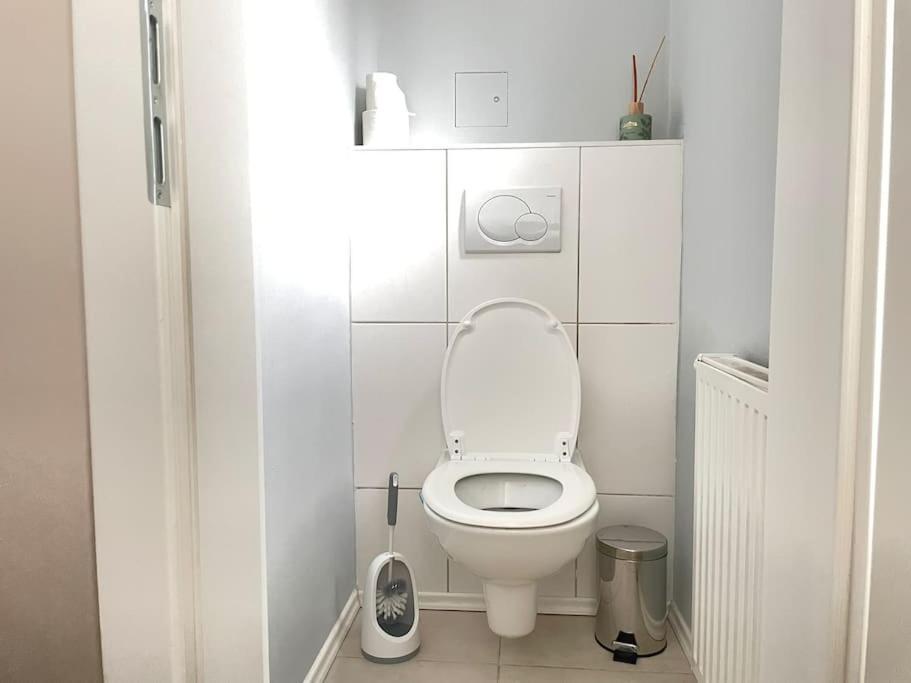 Modern & Charming @ Quarter! 7min To Center Apartment