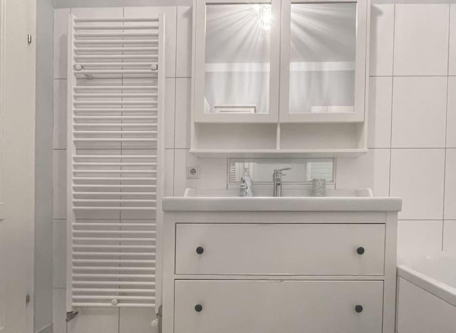 Modern & Charming @ Quarter! 7min To Center Apartment *
