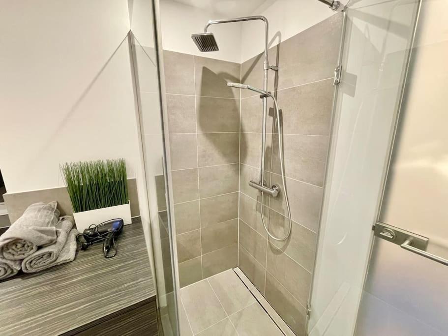 Classy I Modern I Free Parking Apartment *
