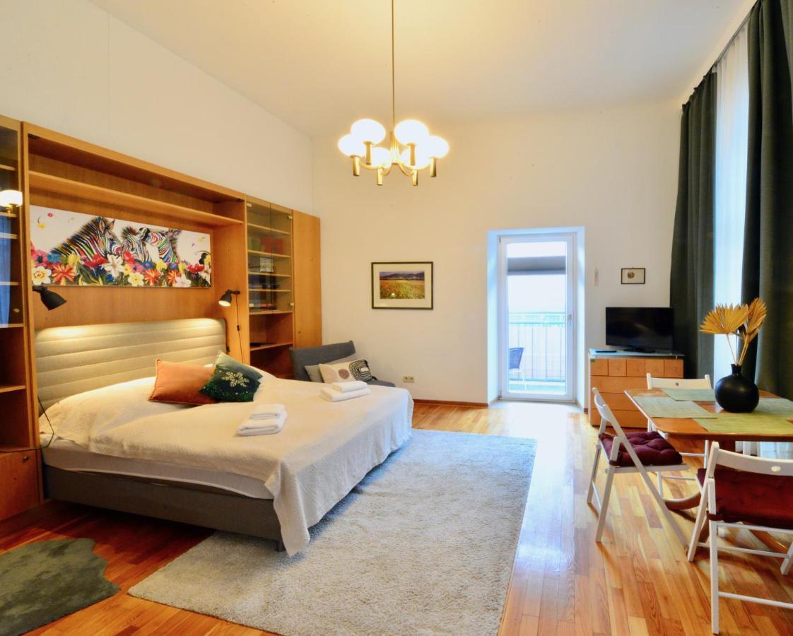 Apartment Charming With Balcony In Hip & Trendy Margareten Vienna