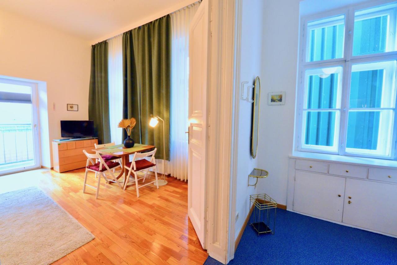 Charming With Balcony In Hip & Trendy Margareten Apartment