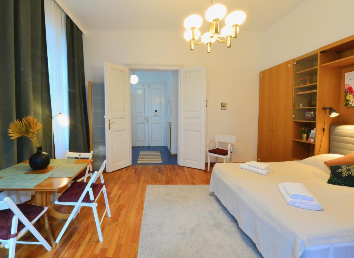 Apartment Charming With Balcony In Hip & Trendy Margareten *