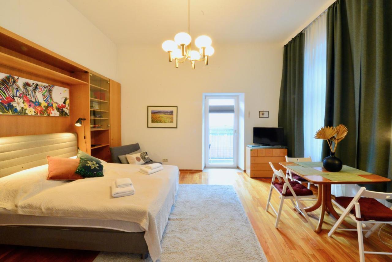 Charming With Balcony In Hip & Trendy Margareten *