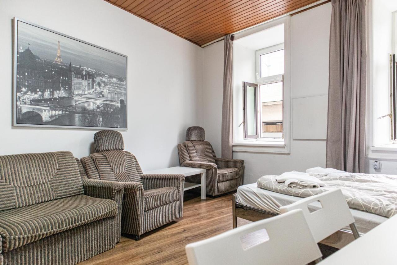 Apartment Neat Near Millenium Tower