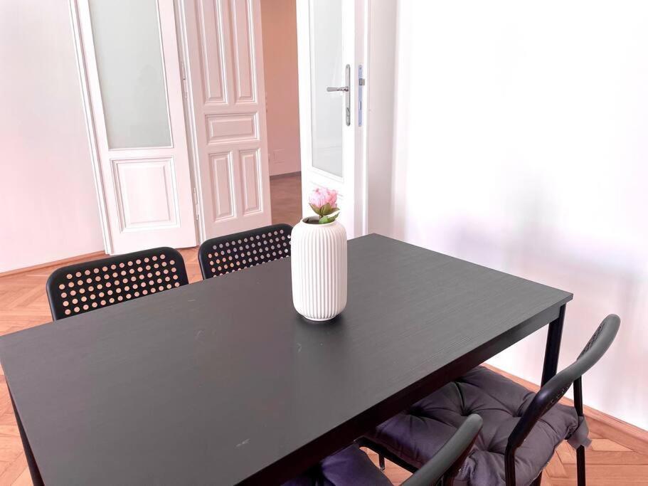 Brand New Spacious & Stylish Aptmt In City-centre Apartment Vienna