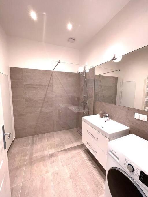 Brand New Spacious & Stylish Aptmt In City-centre *