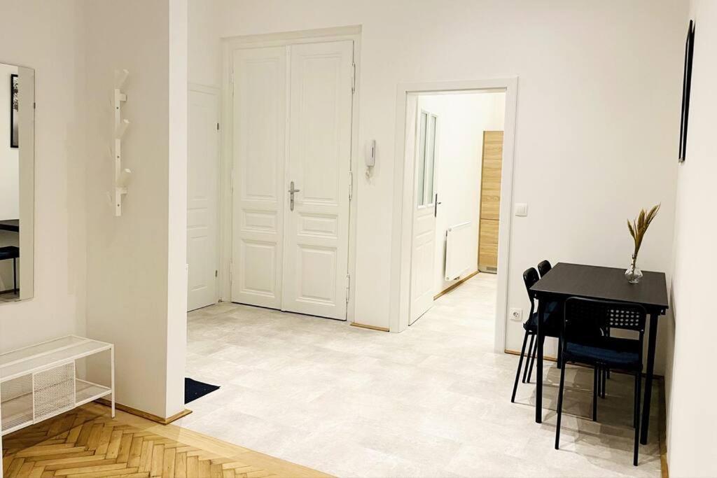 Apartment City-center-apartment Hip Area, Big & New *