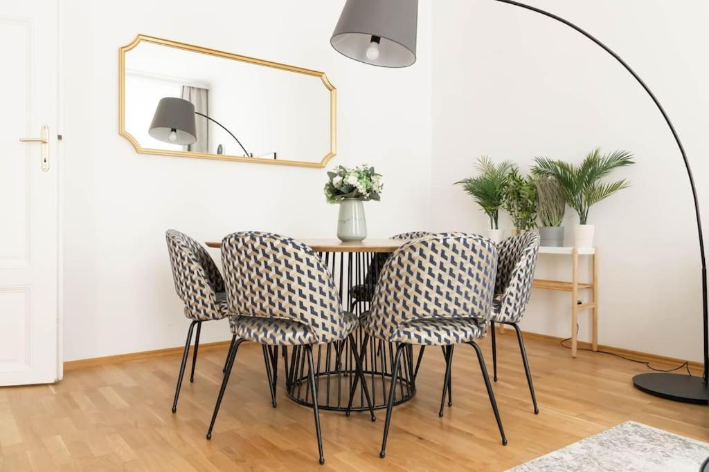 Franz 23 - Typical Viennese In The Heart Of *