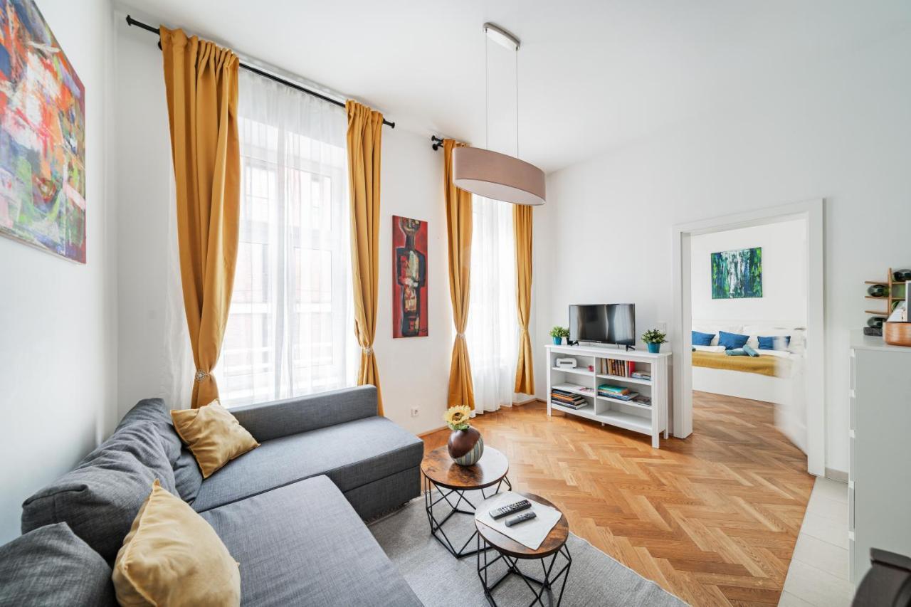Apartment 15 C&j's *