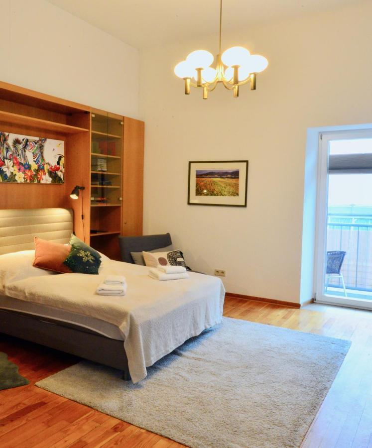 Apartment Charming With Balcony In Hip & Trendy Margareten