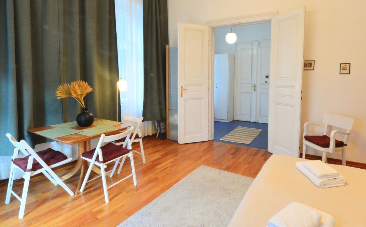 Charming With Balcony In Hip & Trendy Margareten *