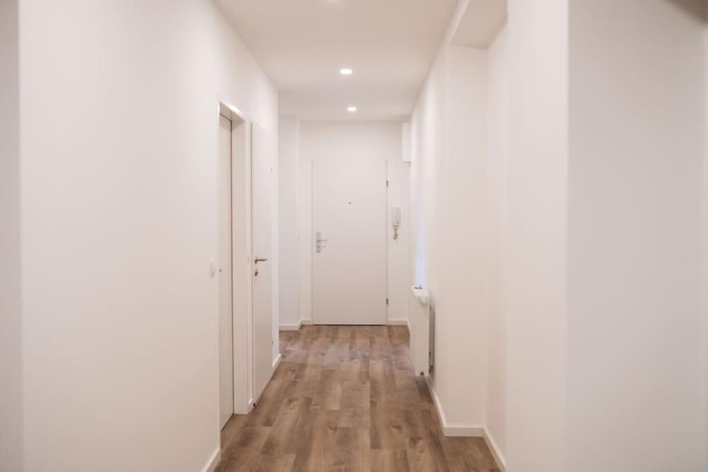Comfortable 2br Apt With Parking, Wi-fi Near Center, Wein, Austria *
