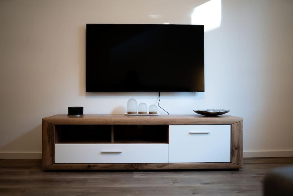 Apartamento Comfortable 2br Apt With Parking, Wi-fi Near Center, Wein, Austria *