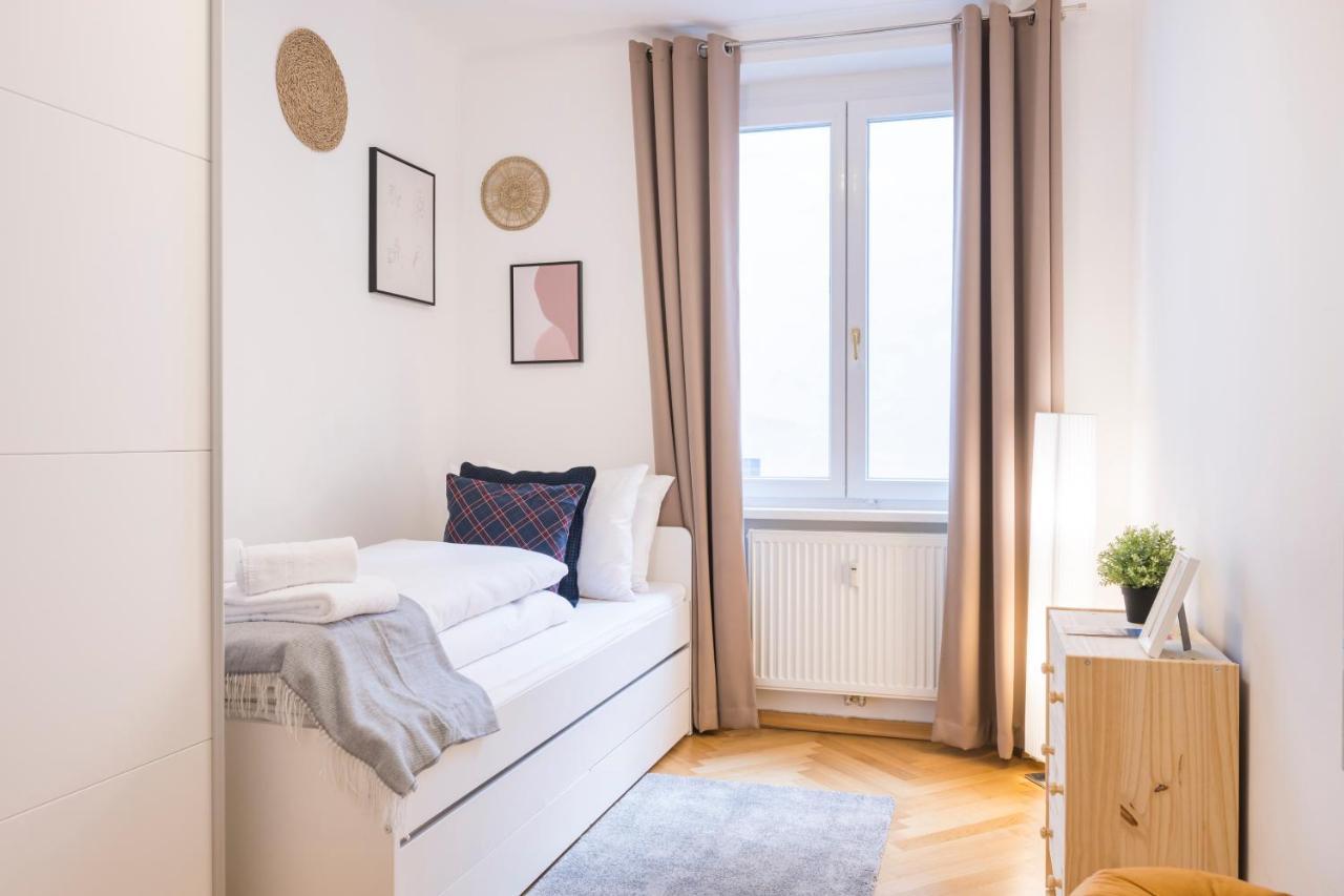 Moulin Rouge Apartment Vienna