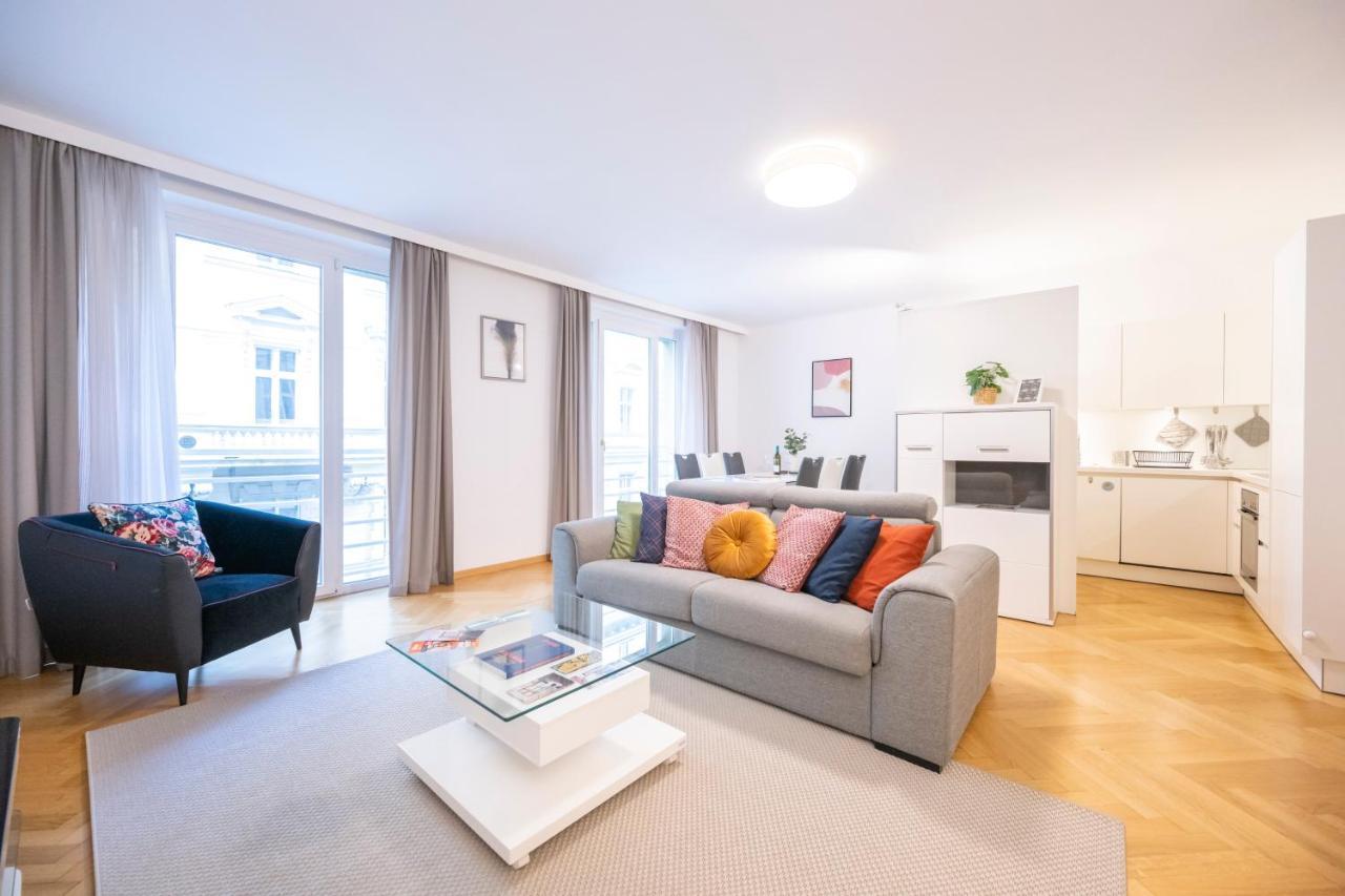 Moulin Rouge Apartment