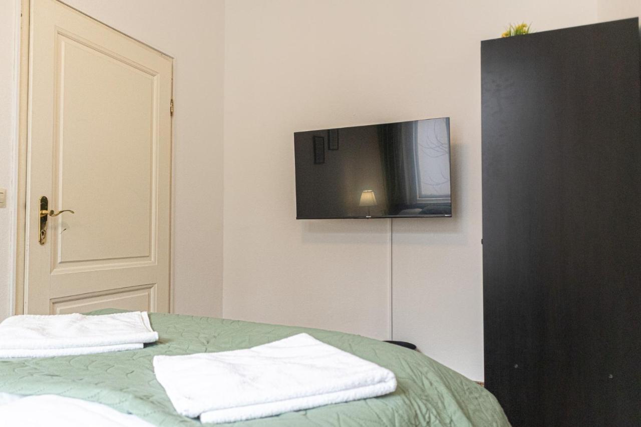 Apartment Friendly 4br Shared Apt- Near Downtown *