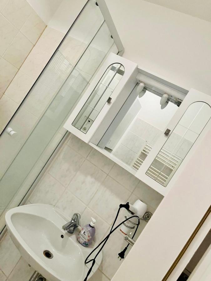 & Business 1150 * Vienna