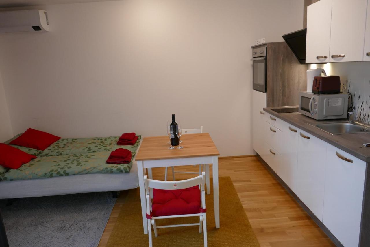 Appartamento Cosy Modern With A/c And Balcony