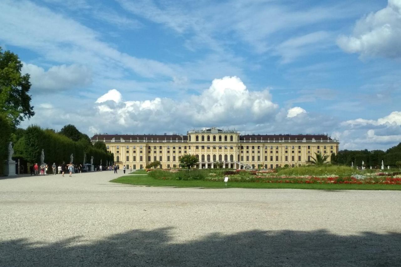 Mariahilfer 5 Min To The Schoenbrunn Palace And Shopping Center Apartment *