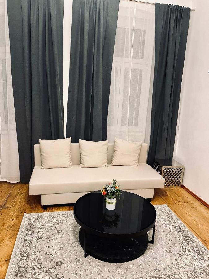 Apartment & Business 1150 *