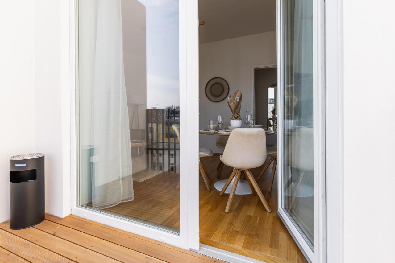 Bright Stylish With A Balcony In A Location Apartment