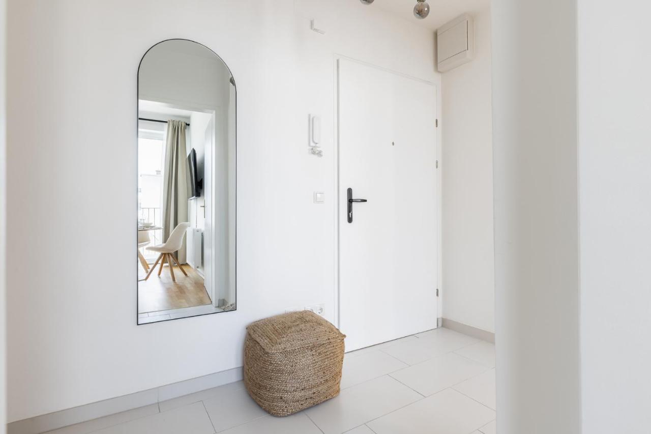 Bright Stylish With A Balcony In A Location Apartment