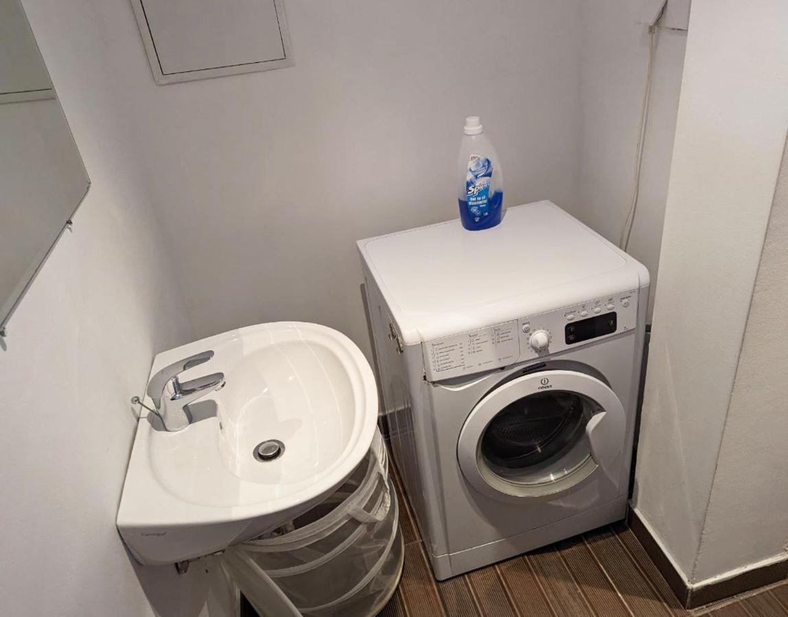 Apartment Private Lowerground Floor In Schonbrunn /w Free Parking *