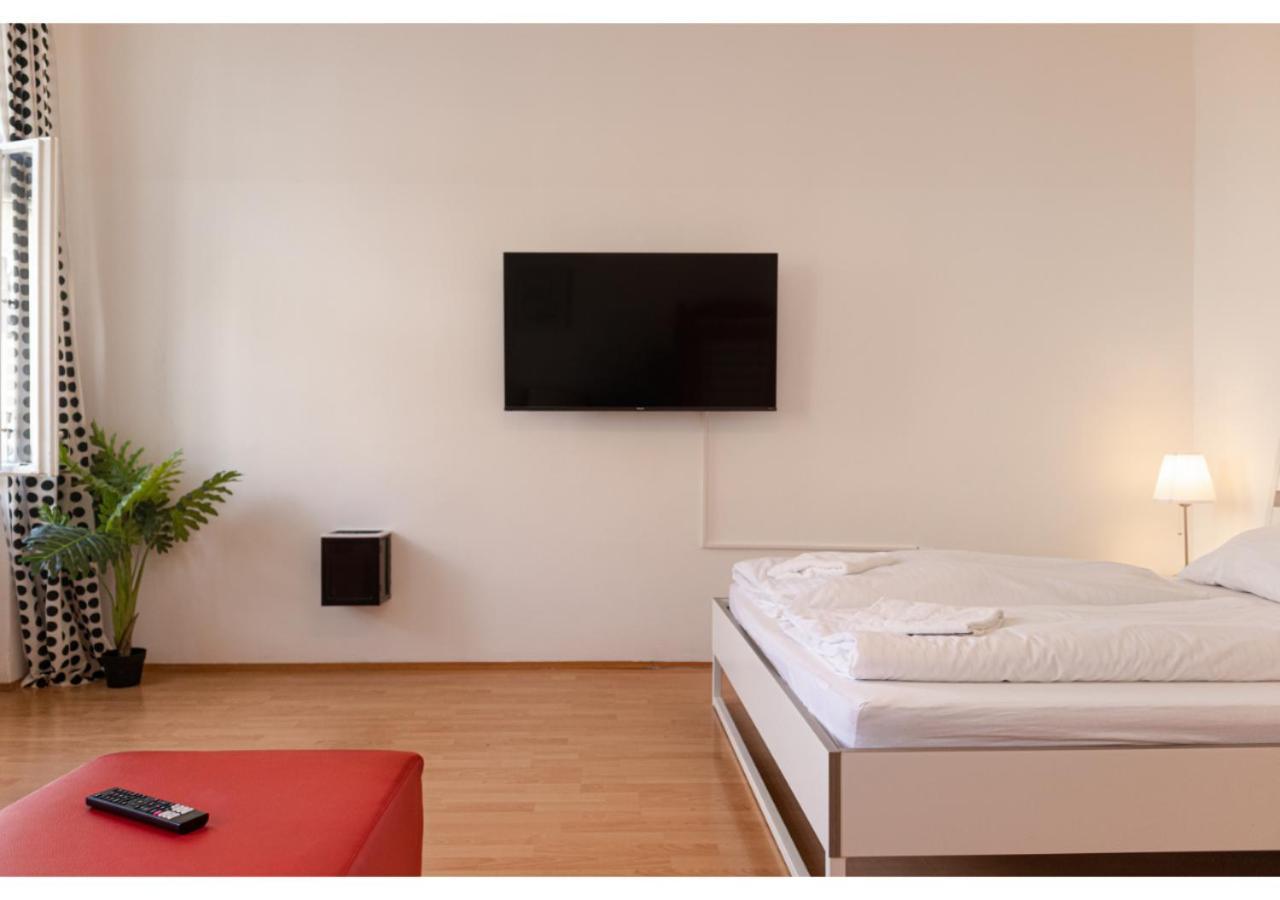 Sweet 3br Shared Near Wiener Stadthalle & Apartment Wien
