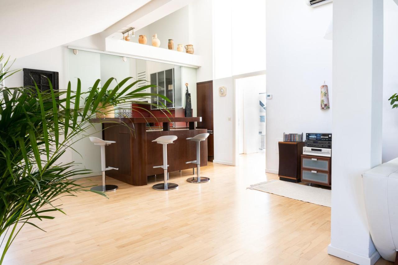 180m2 Penthouse, Luxury Next To Karlskirche And Parking Included *