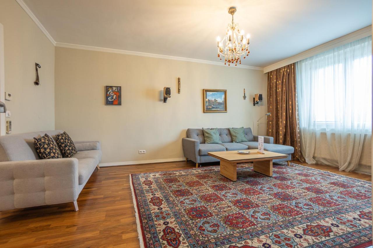 With A Balcony - 15 Min To City Center Apartment