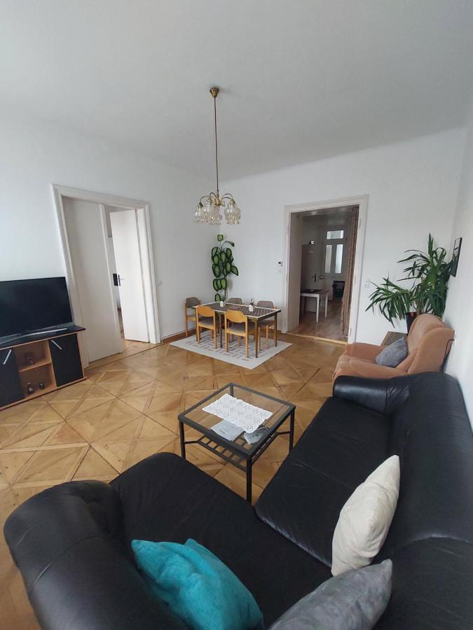 Gerald's 12 Apartment