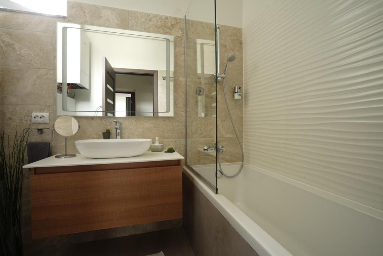 Luxury Apartment *