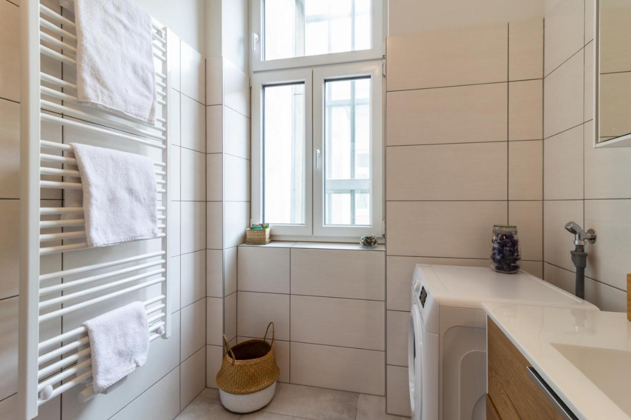 Cozy, Generous - 10 Min To City-centre - Contactless 24h Check-in Apartment Vienna