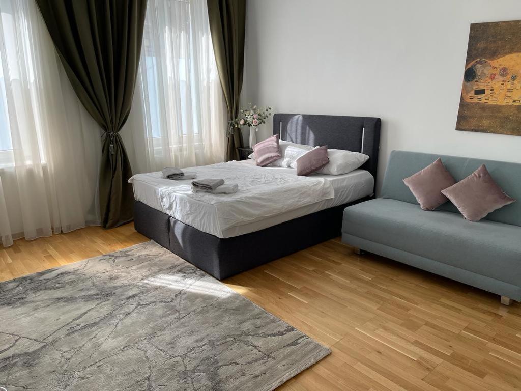 2 * Viena