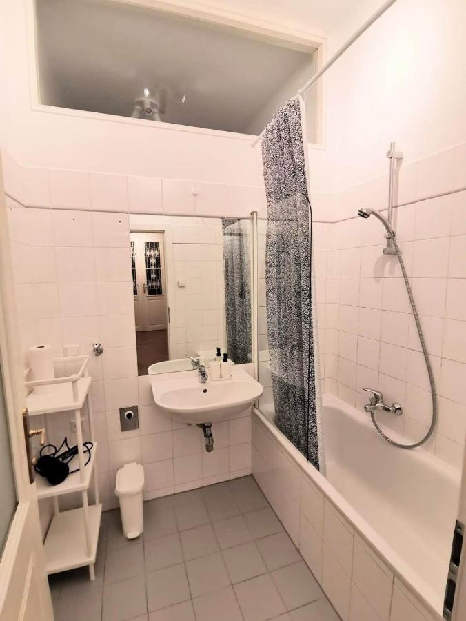 And Round 3 Minutes To Shopping Center And Schoenbrunn Palace Apartment *