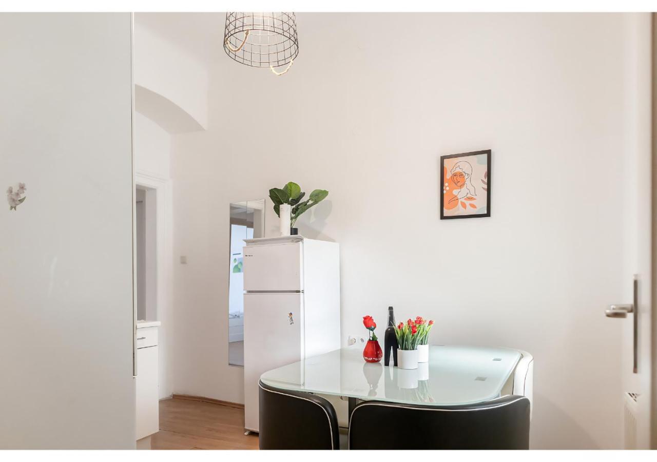 Sweet 3br Shared Near Wiener Stadthalle & Apartment *
