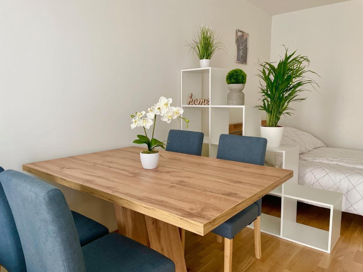 Apartment Bright Modern Flat With Balcony