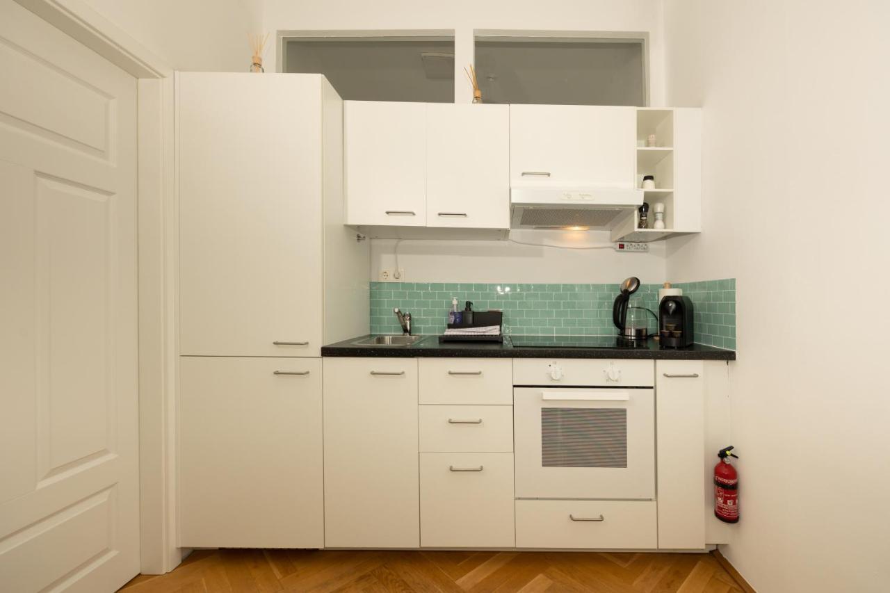 Delightful 1 Bedroom Near Schoenbrunn And Westbahnhof With Big Porch Appartamento